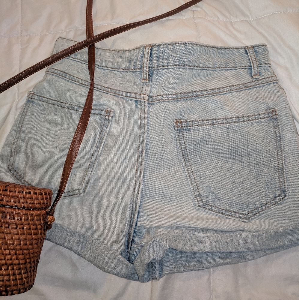 HIGH RISE Mom Jean shorts - Picture 2 of 6